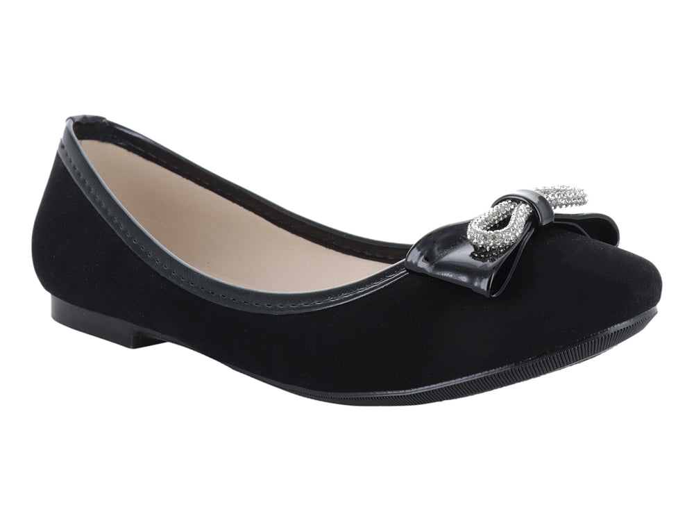 Zapato plano color negro para mujer con detalle de hebilla plateada brillante en la punta.