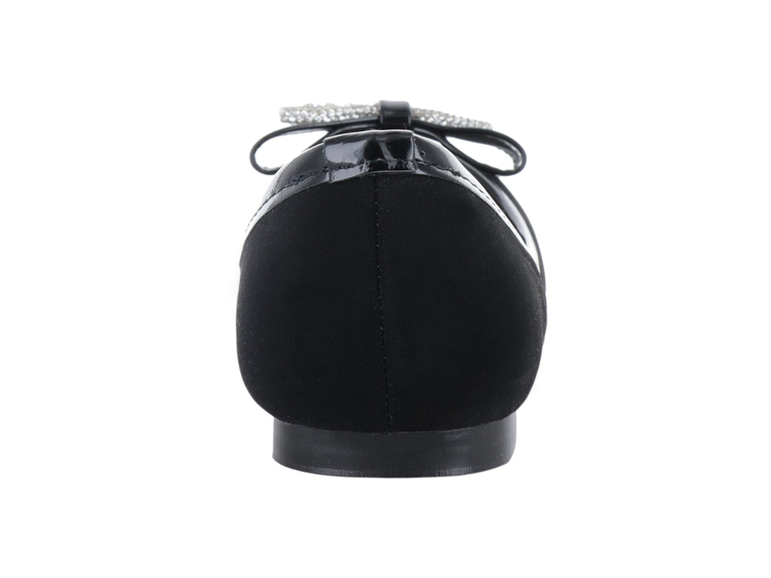 Zapato plano color negro para mujer con detalle de hebilla plateada brillante en la punta.