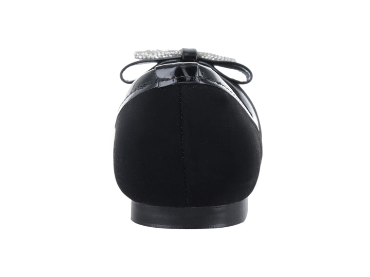 Zapato plano color negro para mujer con detalle de hebilla plateada brillante en la punta.