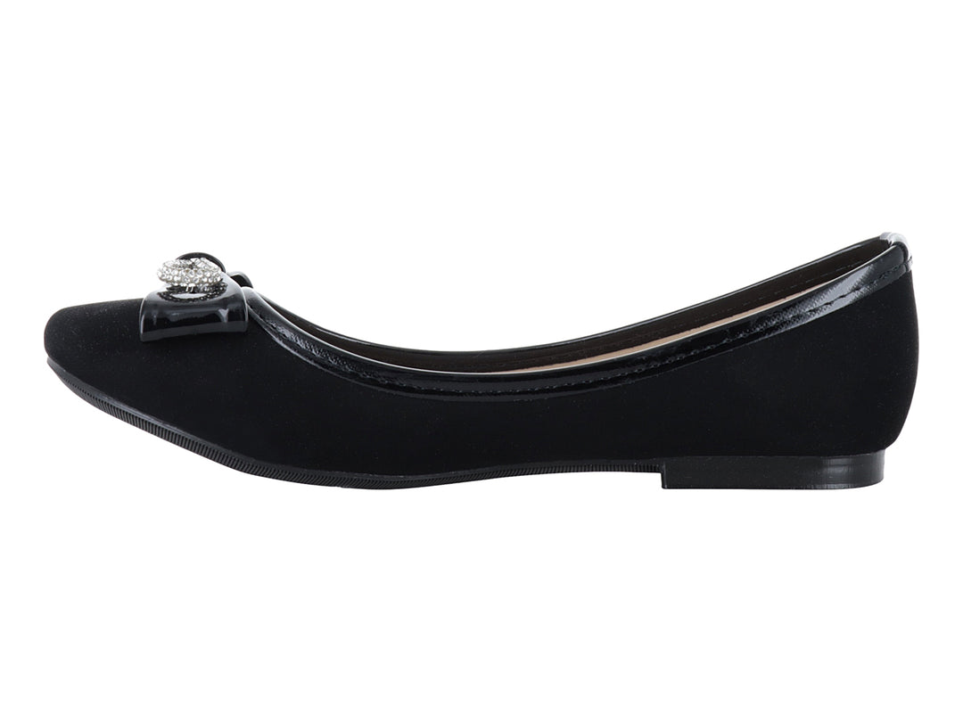 Zapato plano color negro para mujer con detalle de hebilla plateada brillante en la punta.