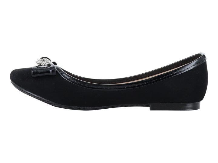Zapato plano color negro para mujer con detalle de hebilla plateada brillante en la punta.