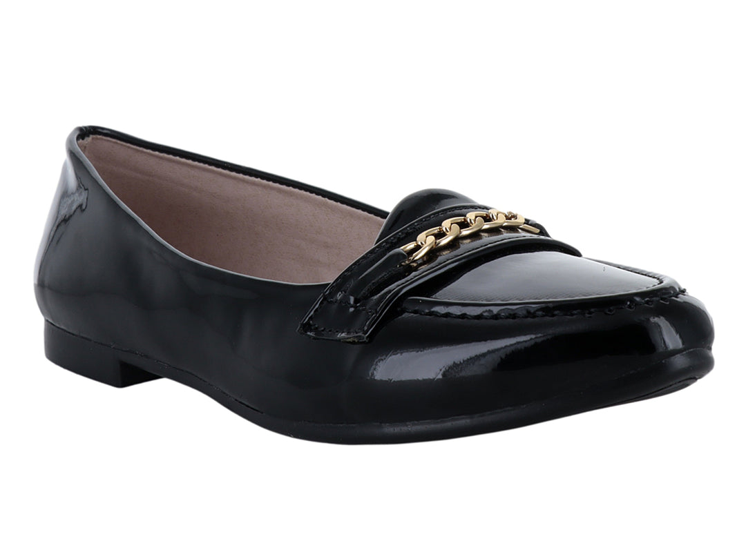 Zapato plano de charol negro con detalle de cadena dorada en la parte superior.