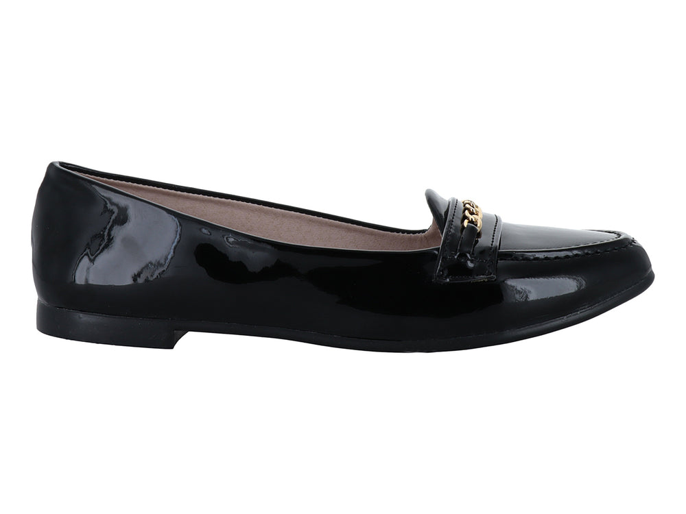 Zapato plano de charol negro con detalle de cadena dorada en la parte superior.