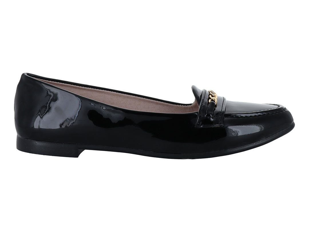Zapato plano de charol negro con detalle de cadena dorada en la parte superior.