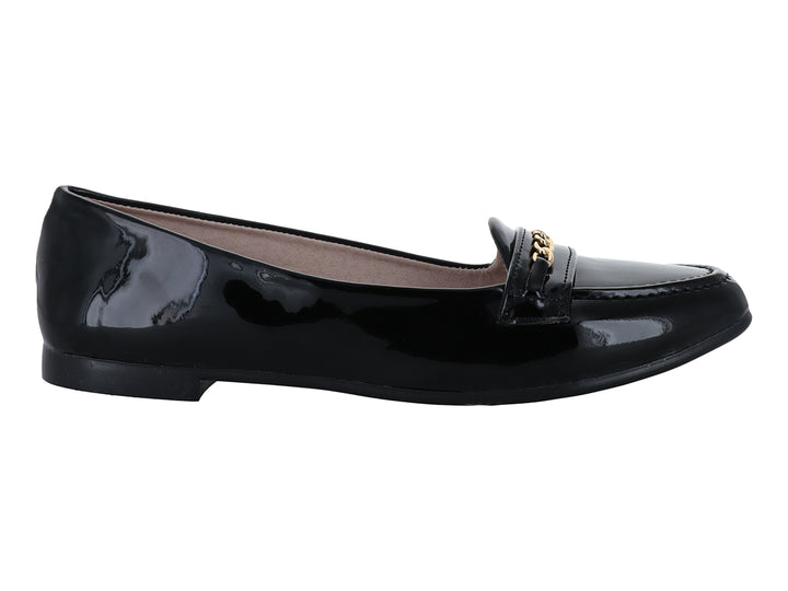Zapato plano de charol negro con detalle de cadena dorada en la parte superior.