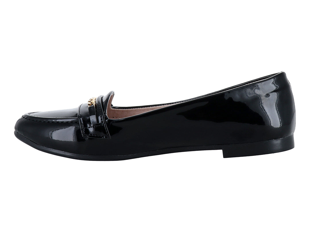 Zapato plano de charol negro con detalle de cadena dorada en la parte superior.