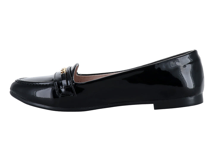Zapato plano de charol negro con detalle de cadena dorada en la parte superior.