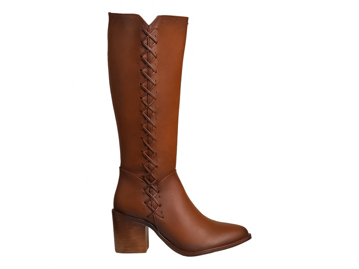 Botas color camel para mujer con agujetas frontales y tacón cuadrado.