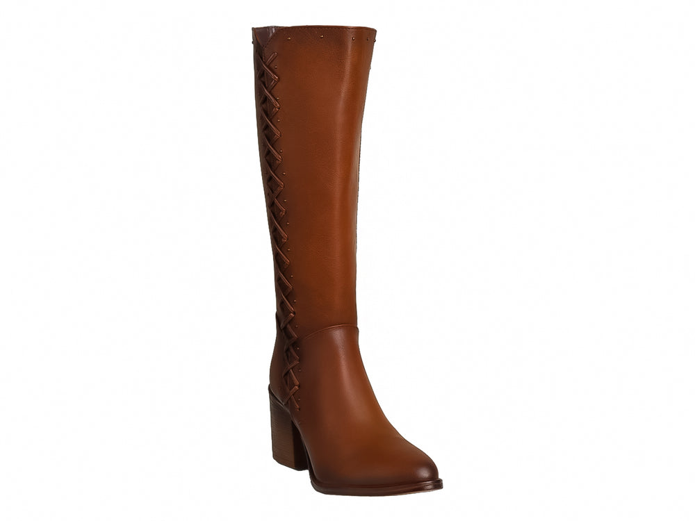 Botas color camel para mujer con agujetas frontales y tacón cuadrado.