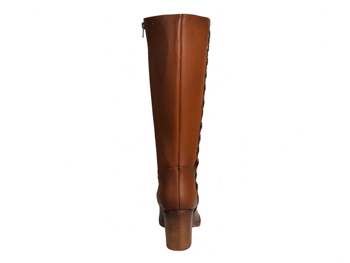 Botas color camel para mujer con agujetas frontales y tacón cuadrado.