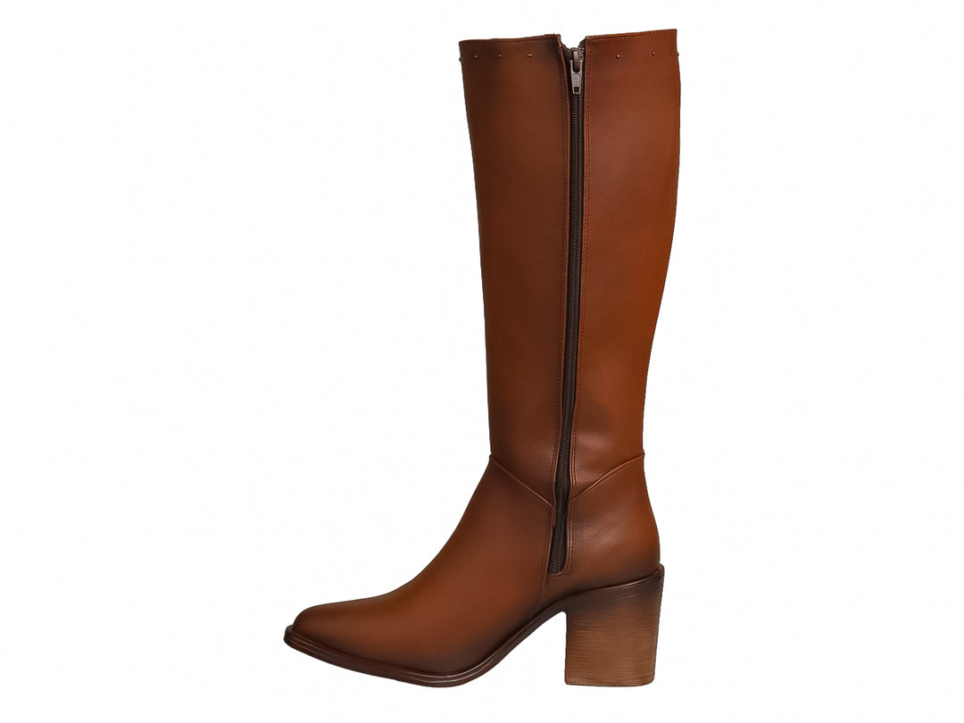 Botas color camel para mujer con agujetas frontales y tacón cuadrado.