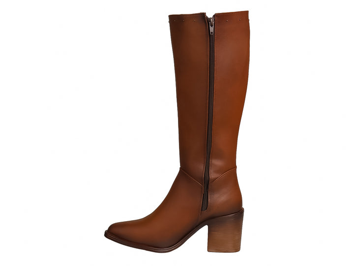Botas color camel para mujer con agujetas frontales y tacón cuadrado.