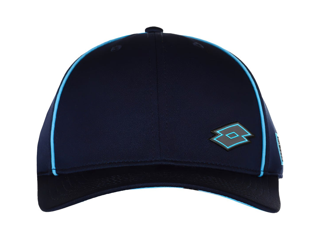 Gorra deportiva de color marino con detalles en azul claro y logotipo de Lotto en el frente.