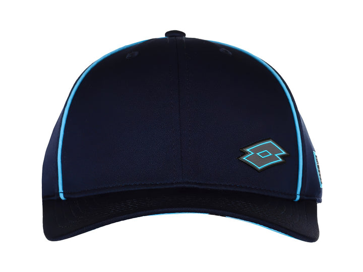 Gorra deportiva de color marino con detalles en azul claro y logotipo de Lotto en el frente.