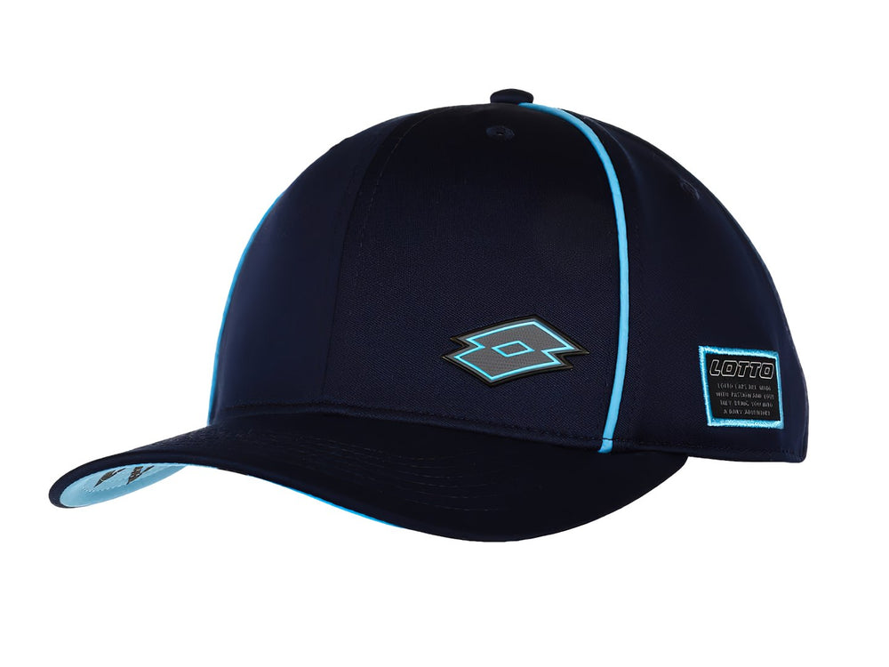 Gorra deportiva de color marino con detalles en azul claro y logotipo de Lotto en el frente.