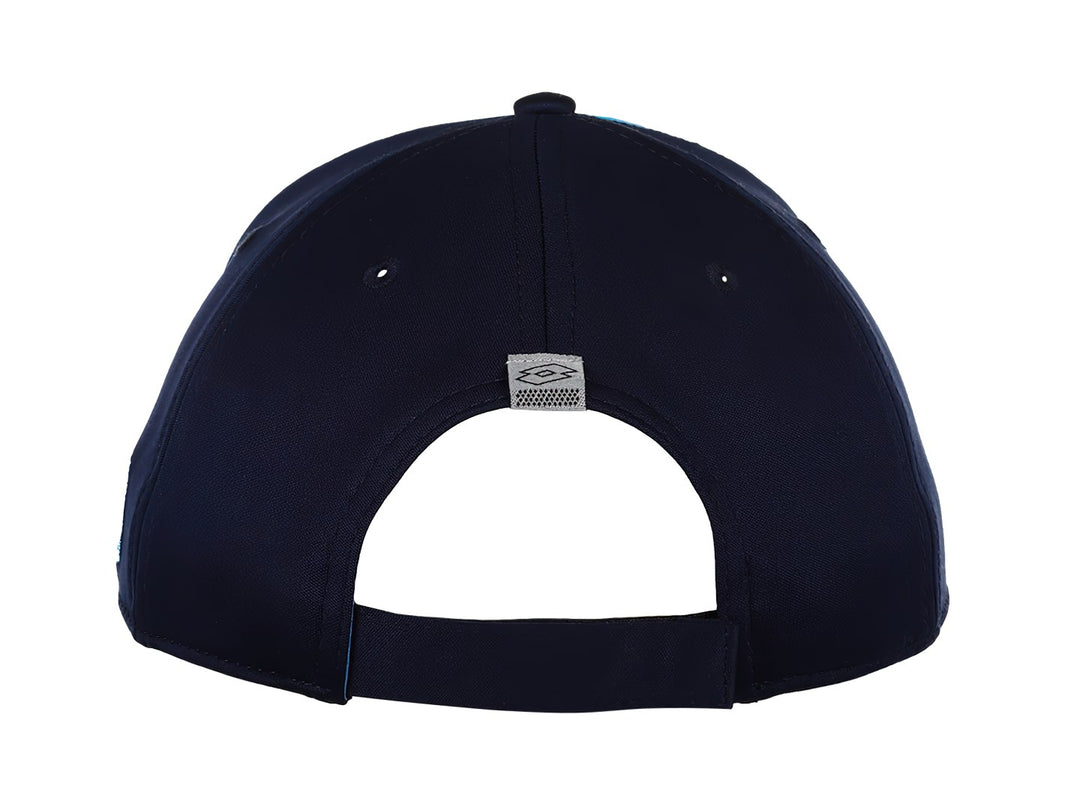 Gorra deportiva de color marino con detalles en azul claro y logotipo de Lotto en el frente.