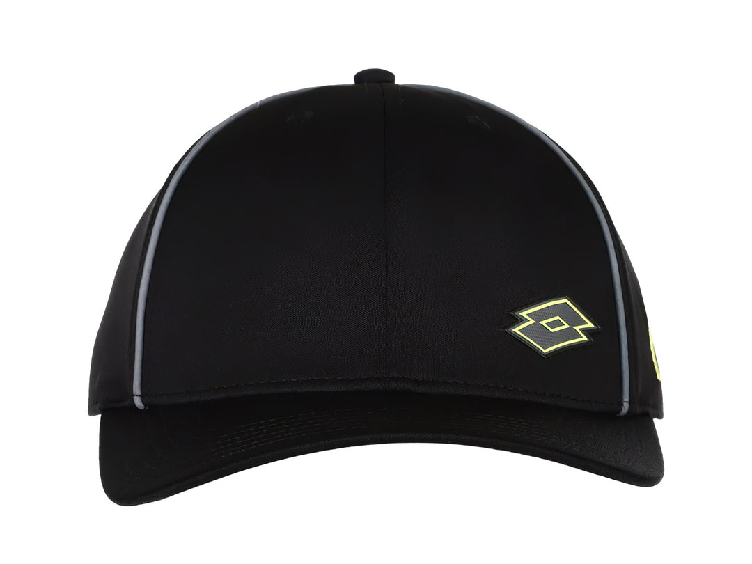 Gorra deportiva color negro de la marca Lotto con detalles reflectantes laterales y logo amarillo.