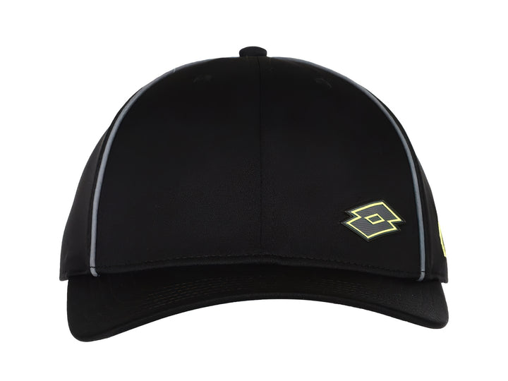 Gorra deportiva color negro de la marca Lotto con detalles reflectantes laterales y logo amarillo.