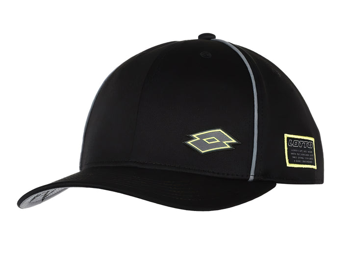 Gorra deportiva color negro de la marca Lotto con detalles reflectantes laterales y logo amarillo.