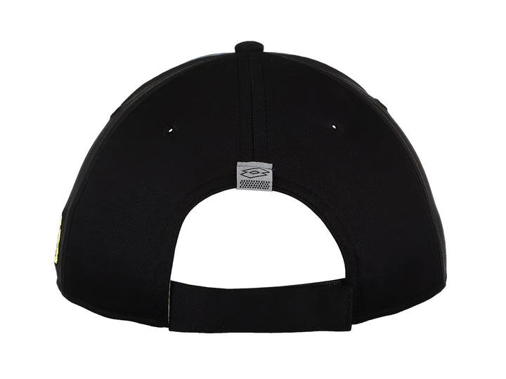 Gorra deportiva color negro de la marca Lotto con detalles reflectantes laterales y logo amarillo.