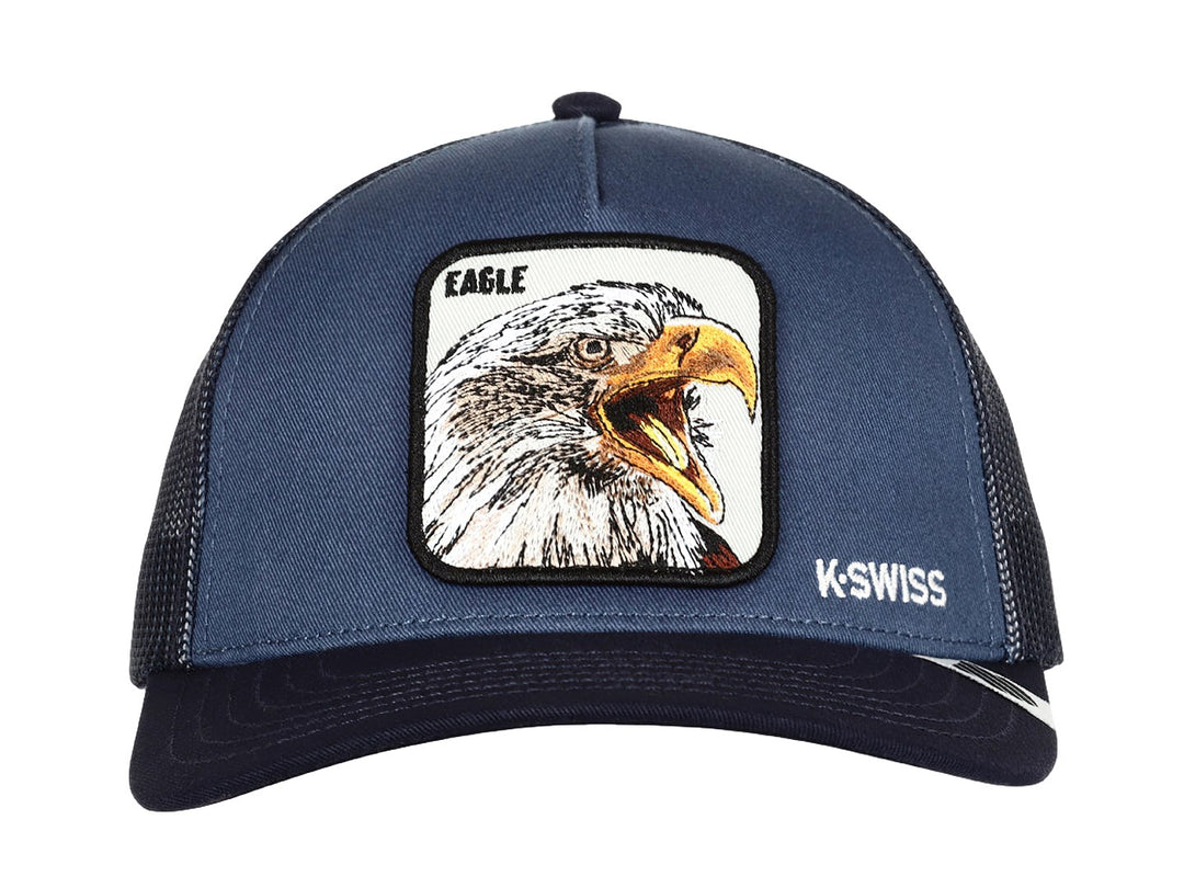 Gorra K-Swiss color azul con parche frontal de un águila y visera oscura.