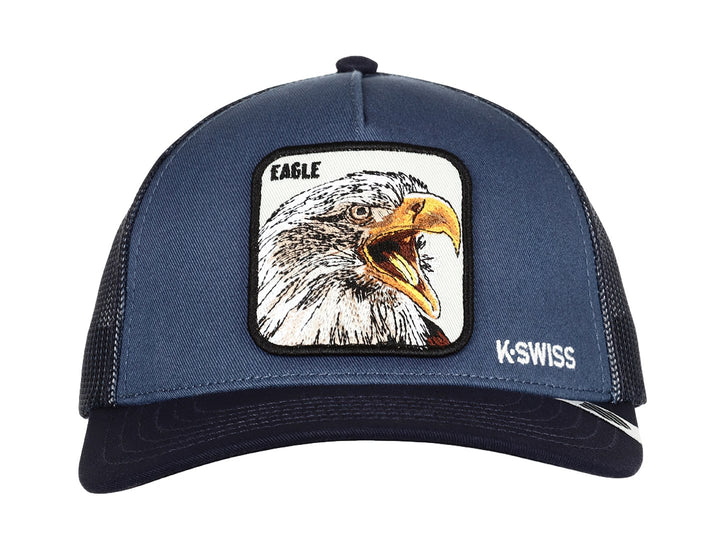 Gorra K-Swiss color azul con parche frontal de un águila y visera oscura.