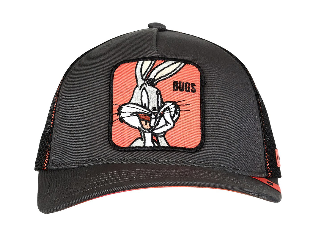 Gorra snapback color gris oxford con parche frontal de Bugs Bunny y detalles en rojo.