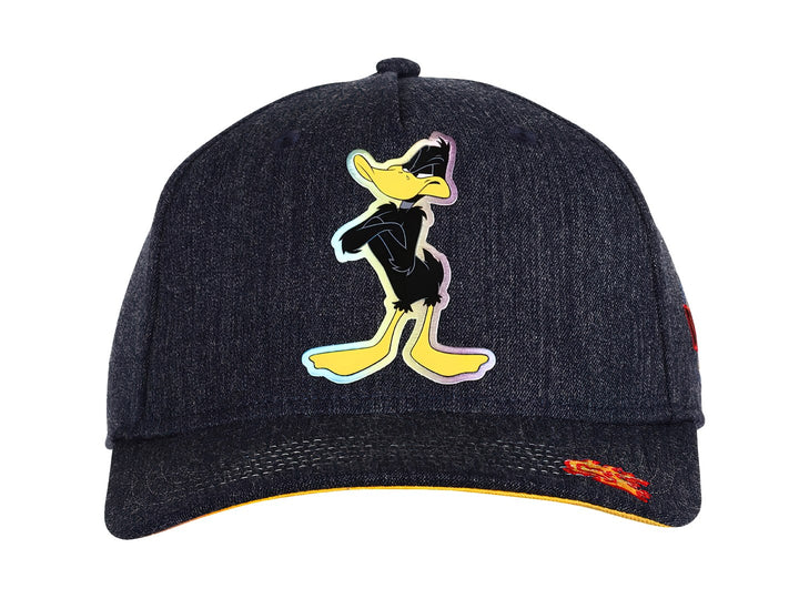 Gorra snapback color negro de la marca Lotto con un personaje de Looney Tunes bordado en el frente.