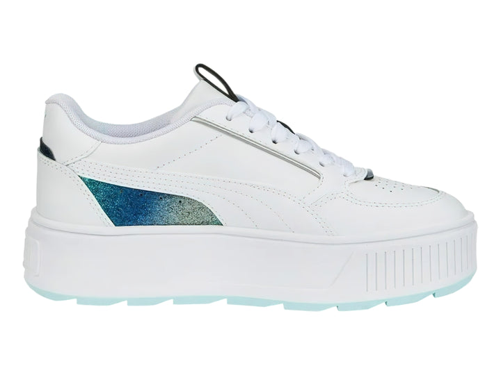 Tenis PUMA blancos con suela de plataforma y detalle iridiscente en el costado.
