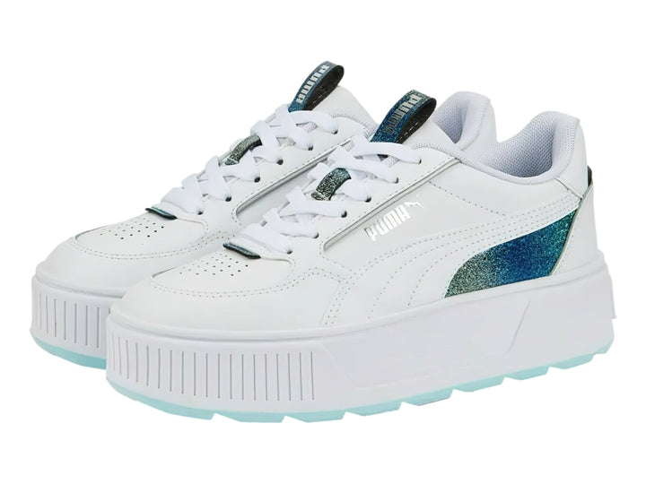 Tenis PUMA blancos con suela de plataforma y detalle iridiscente en el costado.