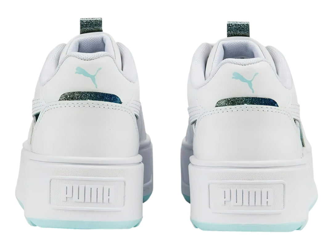 Tenis PUMA blancos con suela de plataforma y detalle iridiscente en el costado.