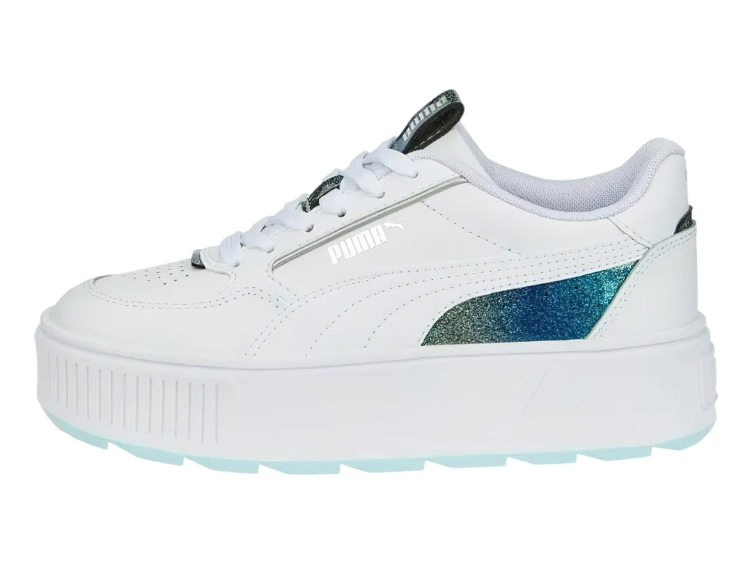 Tenis PUMA blancos con suela de plataforma y detalle iridiscente en el costado.