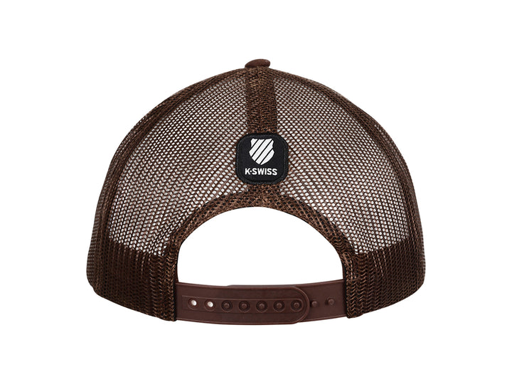 Gorra K-Swiss color café con visera curva, malla trasera y un parche frontal con la imagen de un gorila.