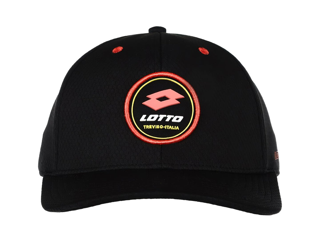 Gorra deportiva color negro de la marca Lotto con logotipo circular rojo y amarillo en el frente.