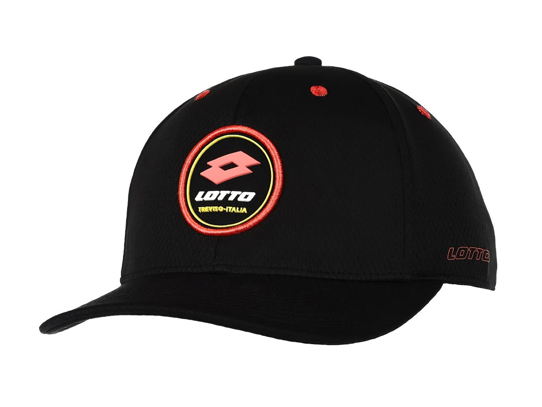 Gorra deportiva color negro de la marca Lotto con logotipo circular rojo y amarillo en el frente.