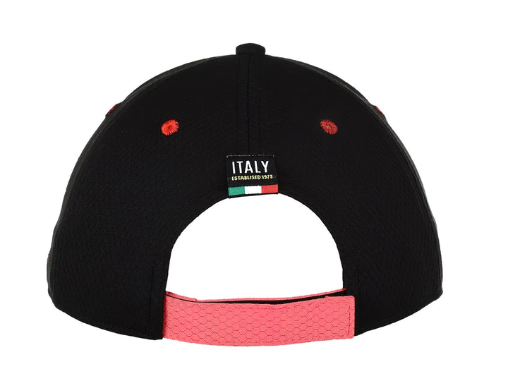 Gorra deportiva color negro de la marca Lotto con logotipo circular rojo y amarillo en el frente.