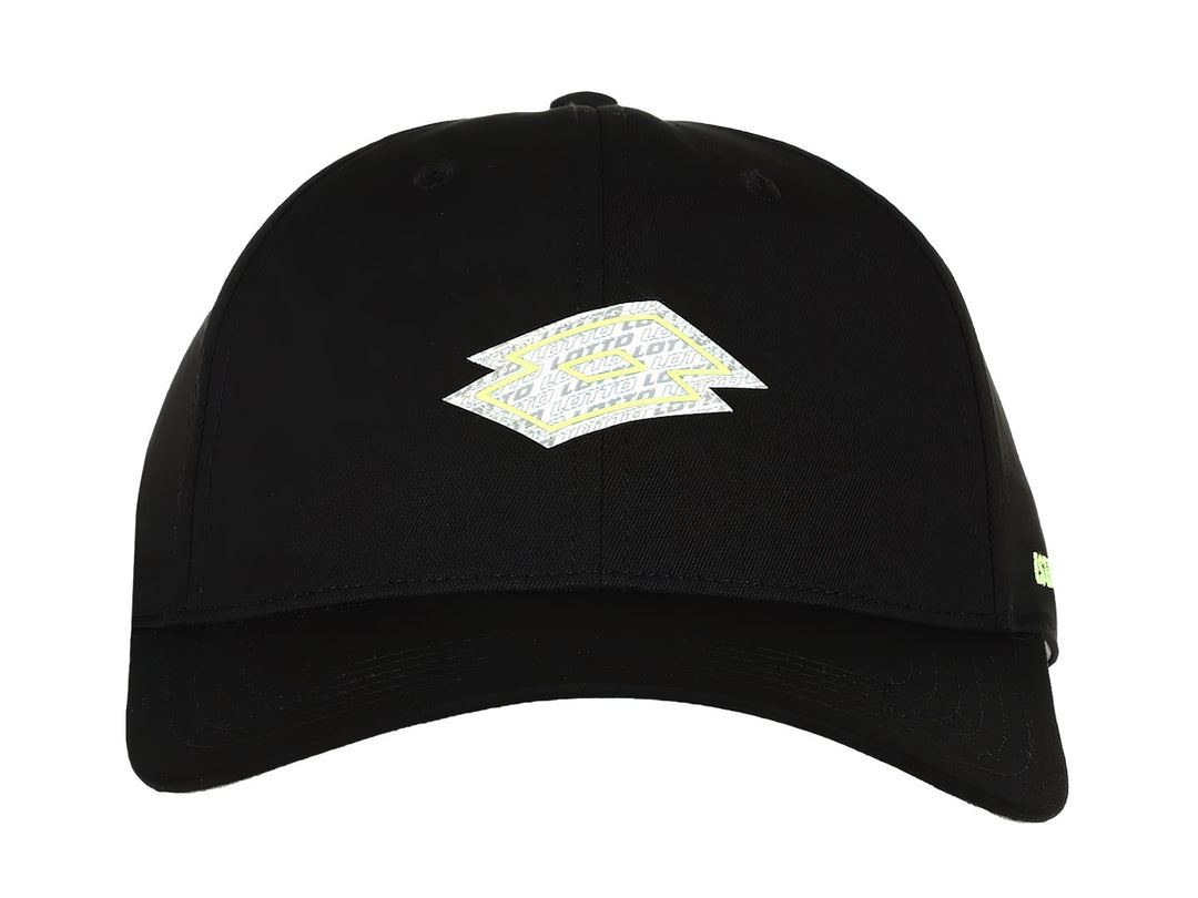 Gorra deportiva de color negro con logotipo blanco y amarillo en el frente.