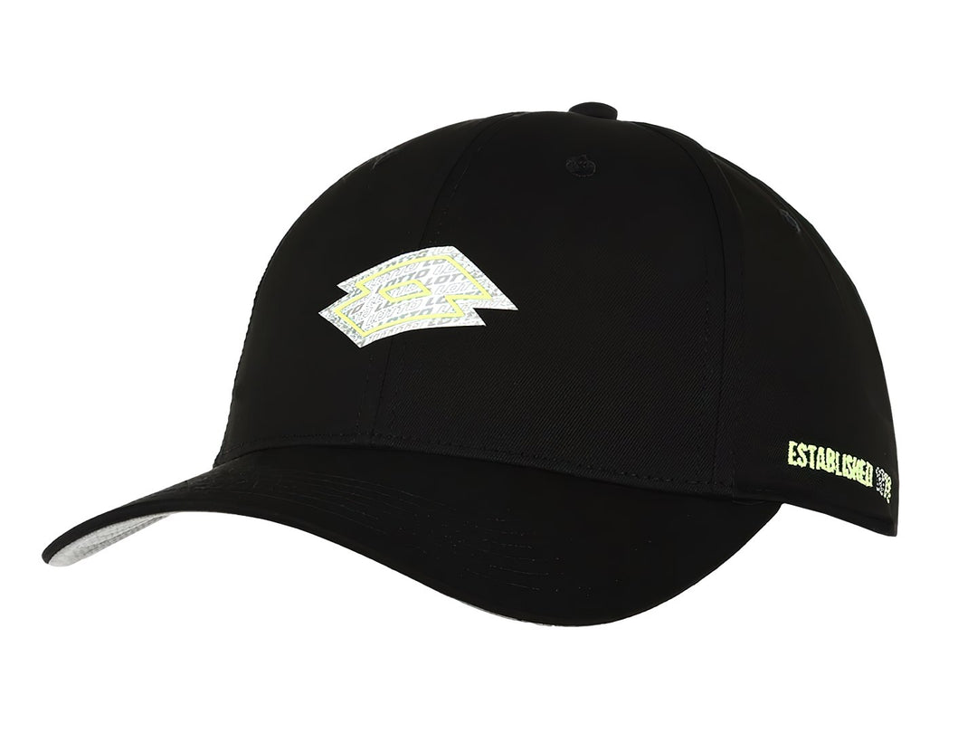 Gorra deportiva de color negro con logotipo blanco y amarillo en el frente.