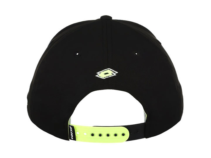 Gorra deportiva de color negro con logotipo blanco y amarillo en el frente.