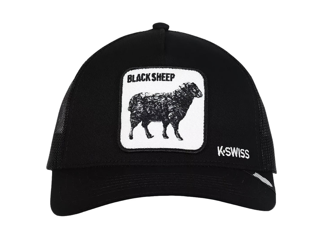 Gorra negra K-Swiss con parche blanco frontal que muestra una oveja negra y el texto BLACK SHEEP.
