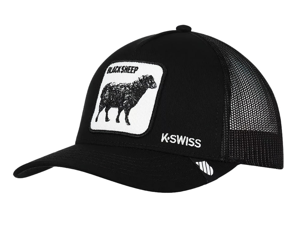 Gorra negra K-Swiss con parche blanco frontal que muestra una oveja negra y el texto BLACK SHEEP.