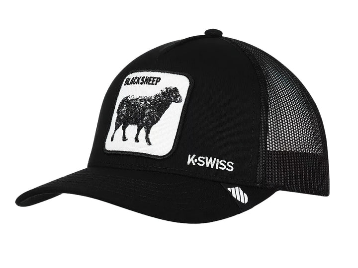 Gorra negra K-Swiss con parche blanco frontal que muestra una oveja negra y el texto BLACK SHEEP.