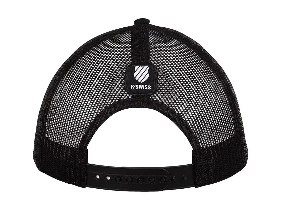 Gorra negra K-Swiss con parche blanco frontal que muestra una oveja negra y el texto BLACK SHEEP.