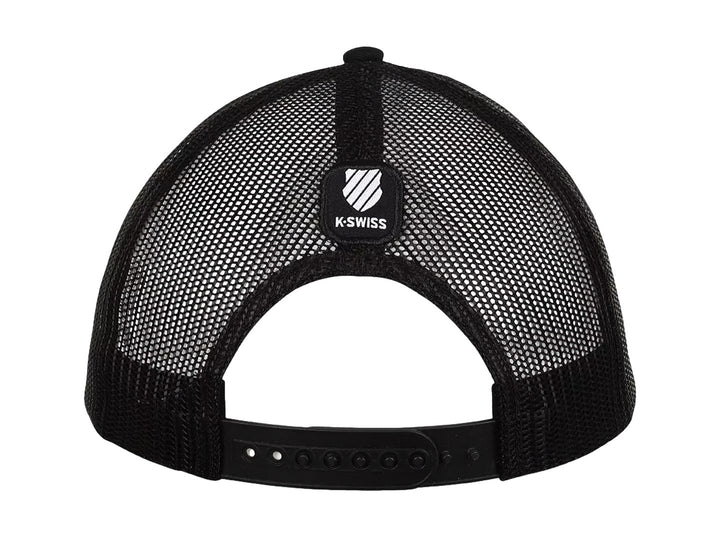 Gorra negra K-Swiss con parche blanco frontal que muestra una oveja negra y el texto BLACK SHEEP.