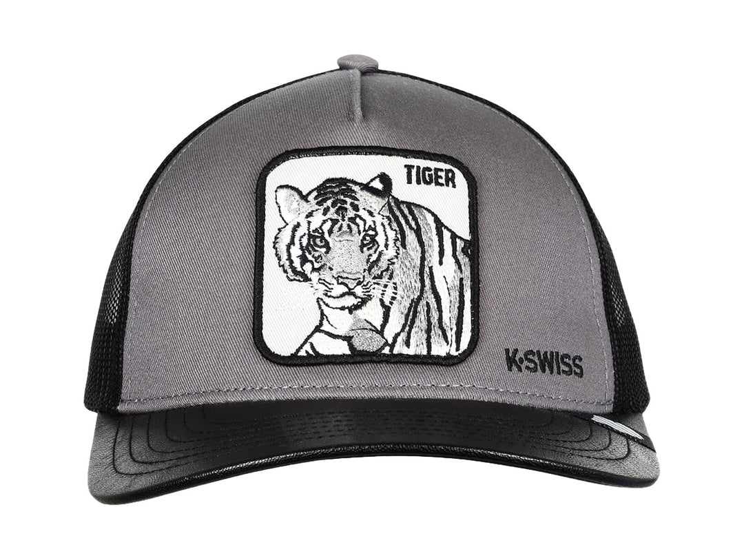 Gorra K-Swiss color gris y negro con un parche frontal de la ilustración de un tigre y visera negra.