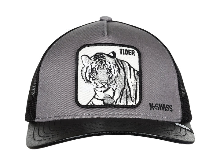 Gorra K-Swiss color gris y negro con un parche frontal de la ilustración de un tigre y visera negra.