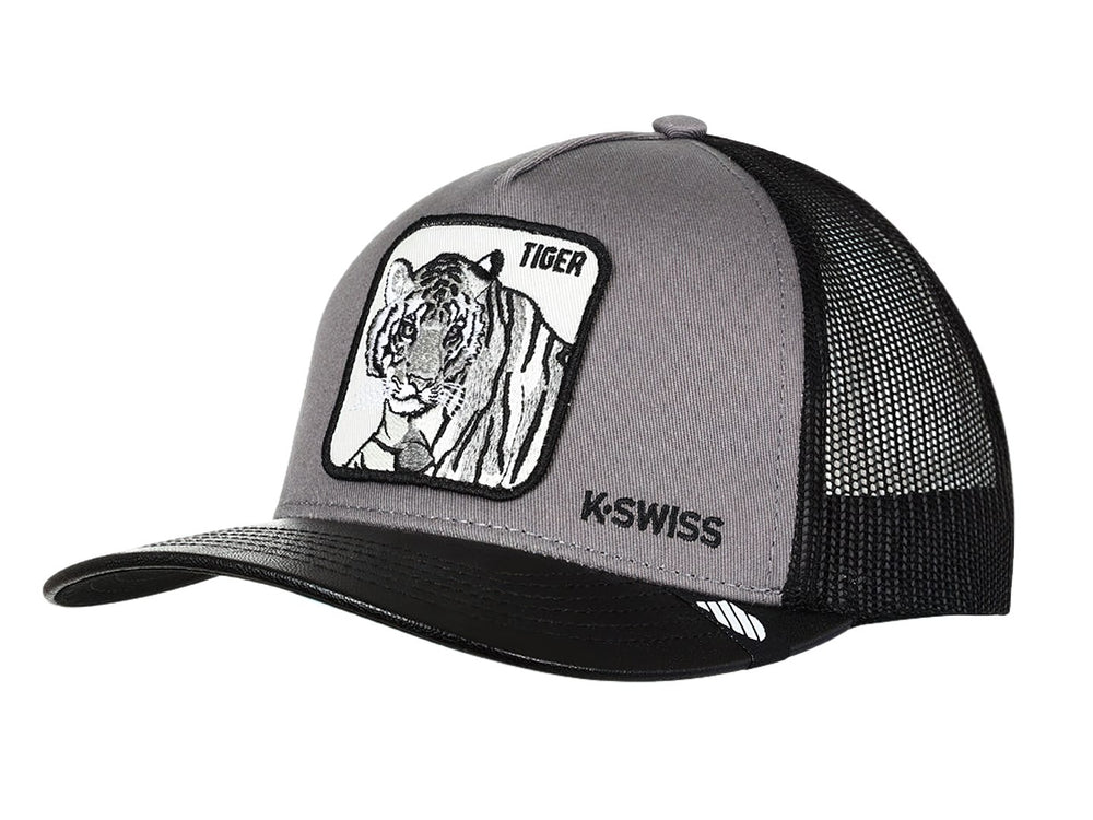 Gorra K-Swiss color gris y negro con un parche frontal de la ilustración de un tigre y visera negra.