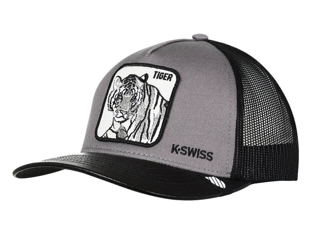 Gorra K-Swiss color gris y negro con un parche frontal de la ilustración de un tigre y visera negra.
