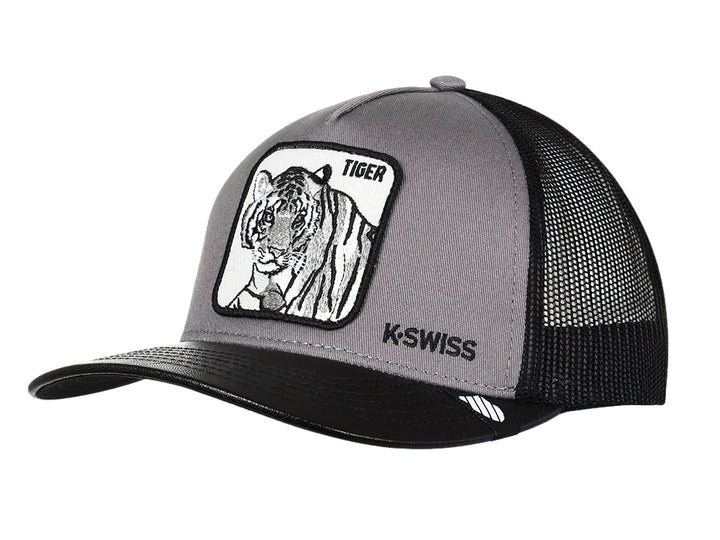 Gorra K-Swiss color gris y negro con un parche frontal de la ilustración de un tigre y visera negra.