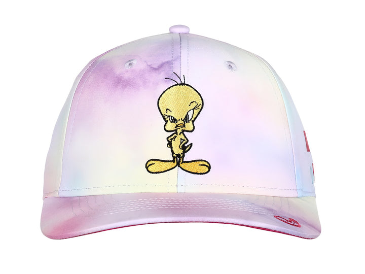 Gorra multicolor estilo tie-dye con bordado del personaje Tweety en el frente.